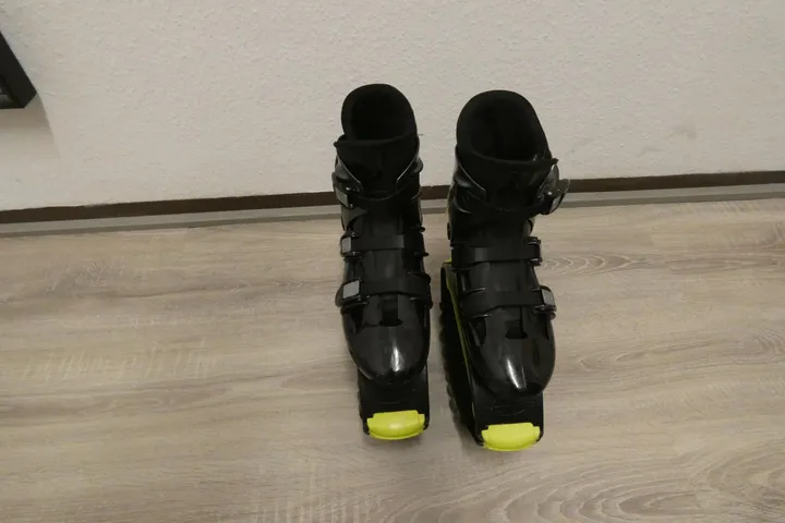 1 Paar Sprungstelzen / Kangoo Jumps, schwarz/gelb/orange